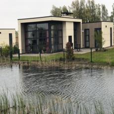 Chalet RiverLodge mit Zaun direkt am Wasserlauf