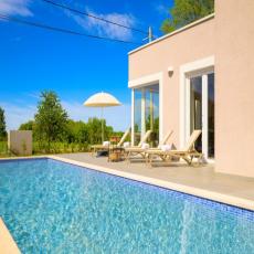 Moderne Villa mit Pool, 3 km vom Meer entfernt, Krnica - Ist ...