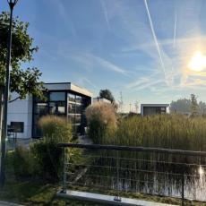 Chalet Wasserwelt mit Zaun und Steg direkt am Wasser
