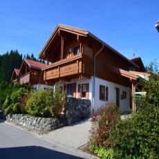 Ferienhaus Alpenrose mit See und Bergblick vom Balkon