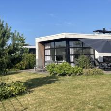 Chalet 'Inselperle' mit Zaun auf der Insel, top-ausgestattet