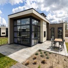Chalet Waterlijn mit Zaun & AirCo direkt am Wasserlauf