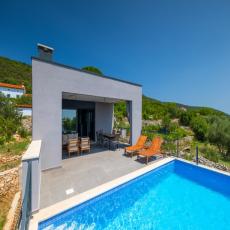Modernes Haus mit Pool und Meerblick in Istrien.