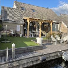Ferienhaus am Wasser mit Bootssteg