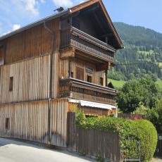Gemütliches Holzchalet mit eingezäuntem Garten – mitten  ...