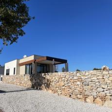 Modernes Ferienhaus mit Pool in ruhiger Lage