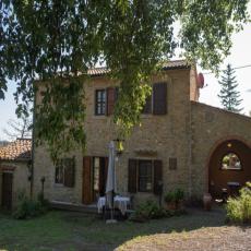 Typisches toskanisches Bauernhaus mit großem Garten und Pri ...