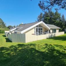 Gut ausgestattetes Poolhaus in Strandnähe