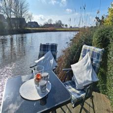 Auf dem eigenen Steg  an der ostfriesischen Nordsee