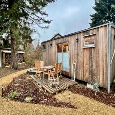 Naturlodge Tiny-Ferienhaus mitten im Naturpark umzäunt