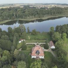 Herrenhaus am Schlosssee nahe Usedom komplett eingezäunt 