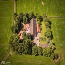 Offene Komfortgalerie auf einem historischen Hof an der Nord ...