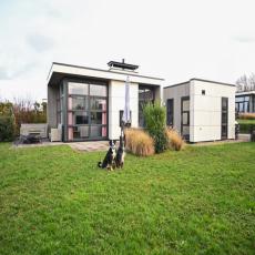 Chalet RiverLodge mit Zaun direkt am Wasserlauf