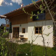 Chiemgauer Ferienhaus mit großem eingezäunten Garten in Tr ...