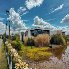 Chalet Wasserwelt mit Zaun und Steg direkt am Wasser