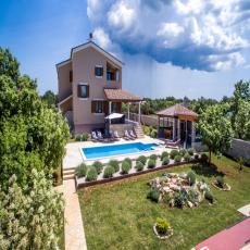 Villa Stokovci mit Pool,  Whirpool und Sportplatz