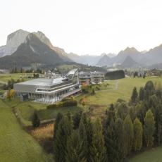Suiten mit Blick auf den Dachstein oder die umliegende Bergw ...